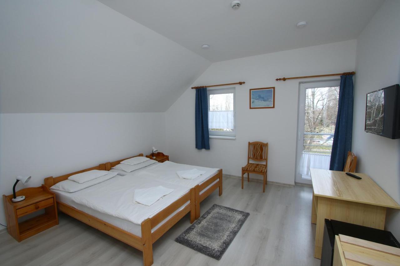 Hotel Aqua Komarom Bagian luar foto